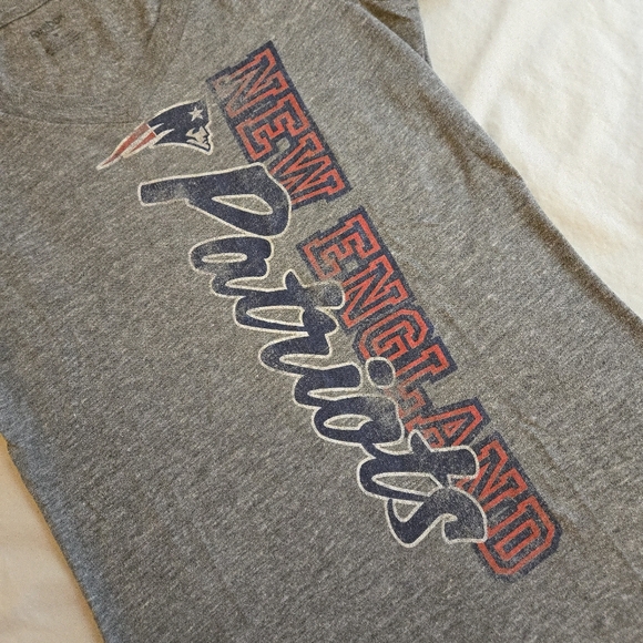 New England Patriots NFL Distressed Logo Women's Grey Fitted Nneck Tee - Picture 3 of 9